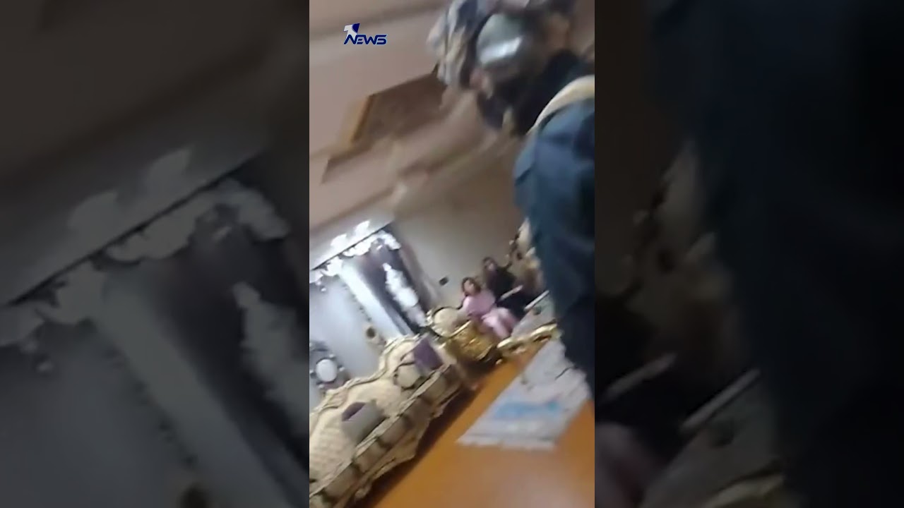 متداول.. لحظة قيام القوات الأمنية بمداهمة منزل أحد السياسيين داخل المنطقة الخضراء في بغداد