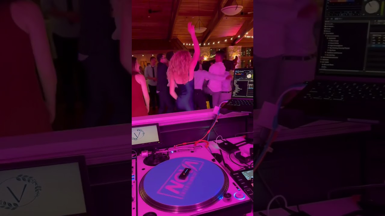 Have you ever thought about including college traditions in your wedding? 