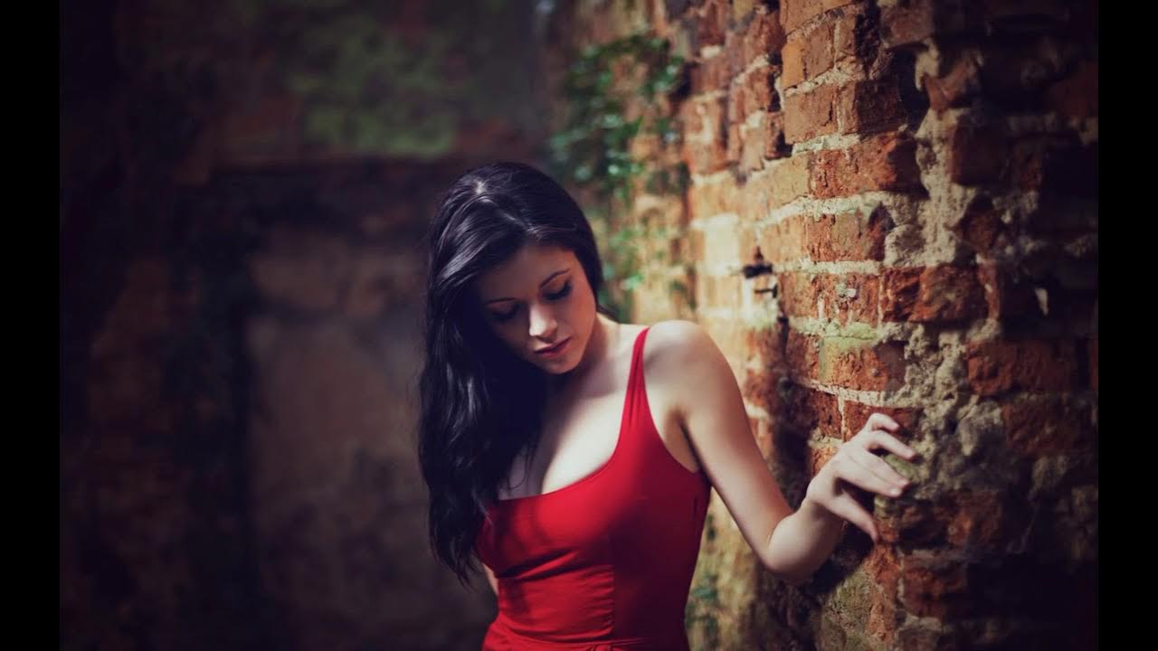 Открой мне девушку. Девушка у двери. Модель julia tavrina. Открой мне девушку. Девушка в прыжке.