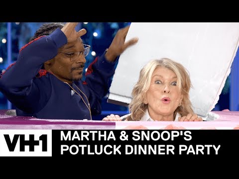 watch-the-first-6-minutes-of-martha-&-snoop’s-potluck-dinner-party-season-2-premiere