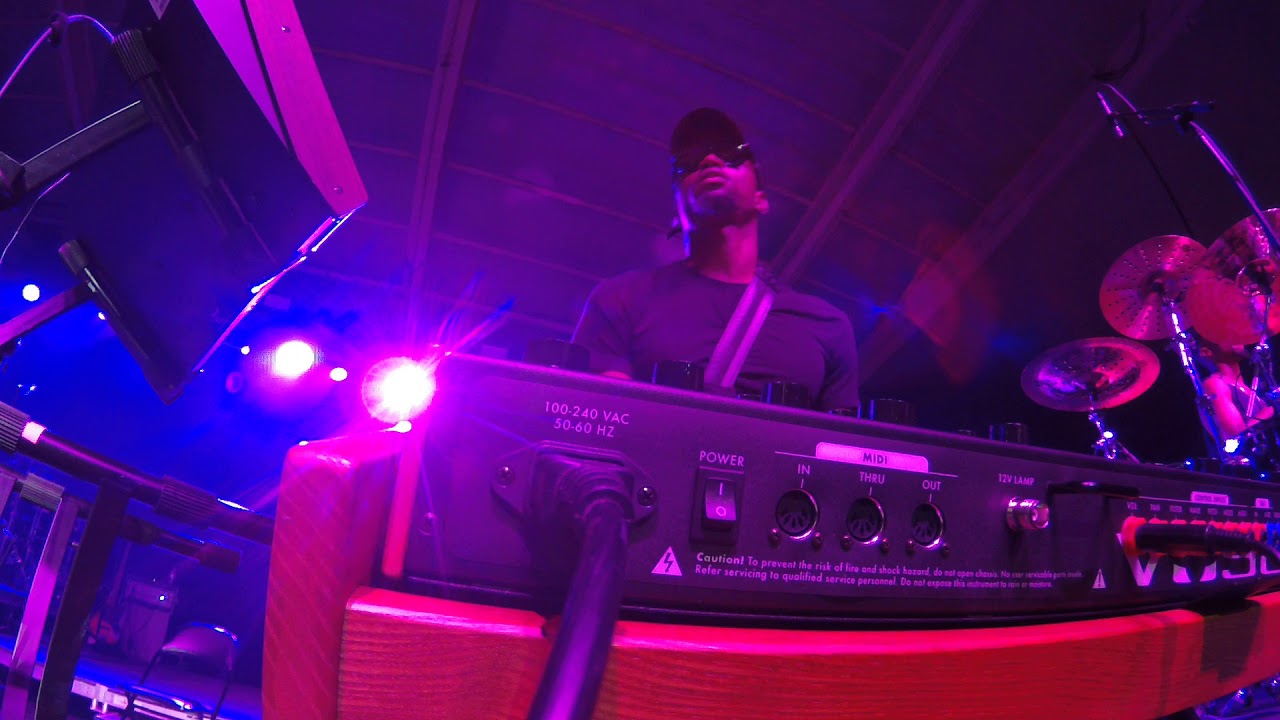 DStox performing behind Chanté Moore