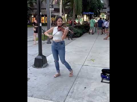 Chica cubana recién llegada a Miami toca el violín en la calle para alcanzar sus sueños