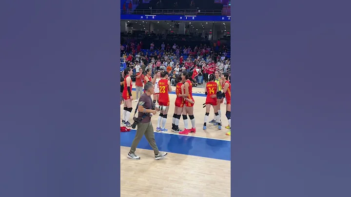 Thaisa 🇧🇷🤩😍 Chinese 🇨🇳 Women’s team asking for photos with Thaisa after their match! ❤️💚 - DayDayNews