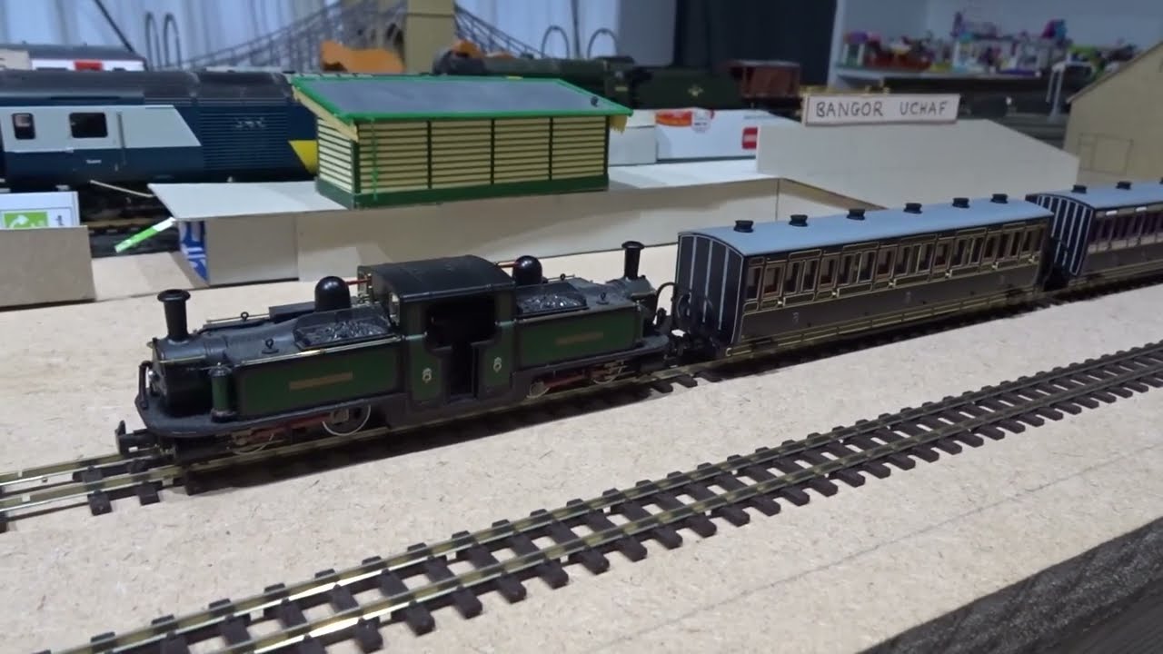 Peco 009 Ffestiniog Railway Bowsider Coaches - Victorian Livery