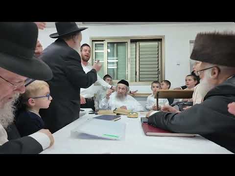 🎶בצל הניסים הגלויים במלחמה: מנהיג הדור מרן רבי דב לנדו בשירי הודאה מלווה בכלי זמר בשמחת החג במעונו