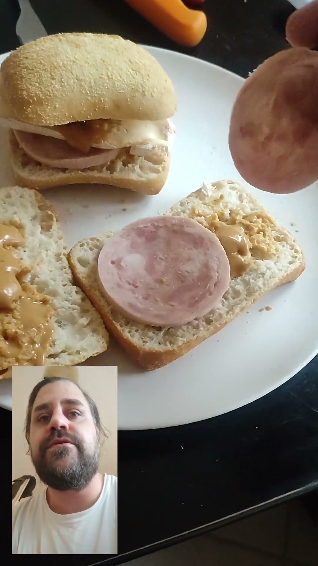 Jagdwurst, Weichkäse Brötchen mit Pfeffer Sahne Soße in der ...