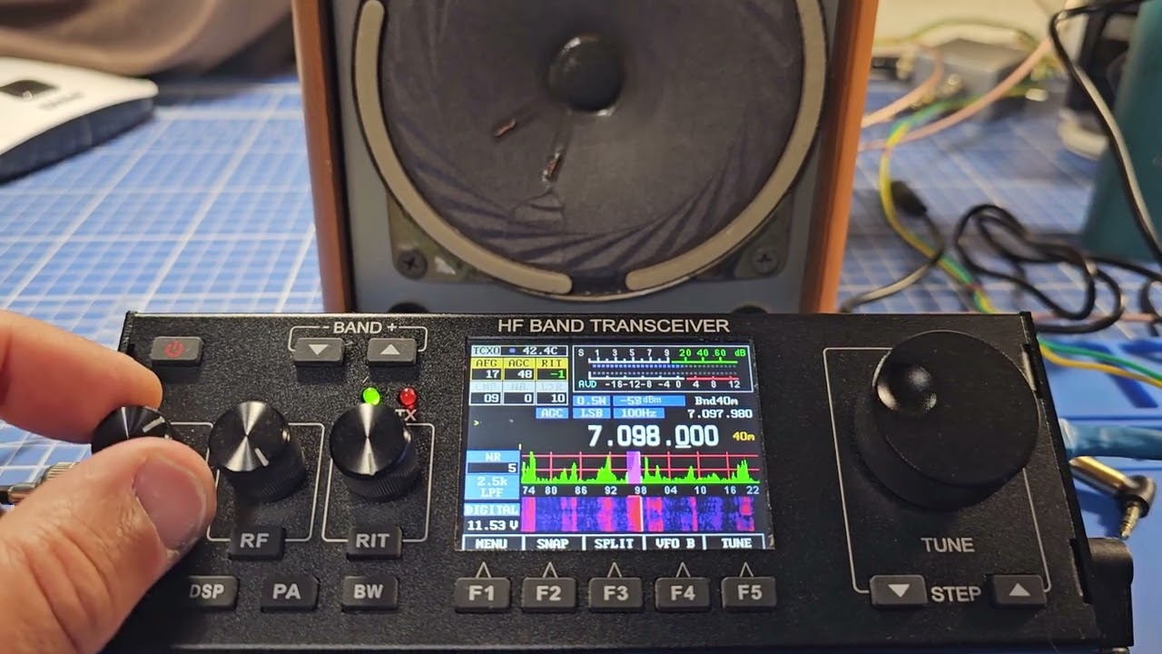 QRP SDR трансивер M0NKA mcHF. Вечерний прием  радиолюбителей на 40 метрах.
