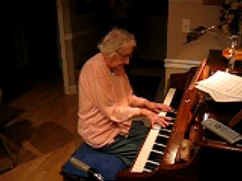 98-year-old Esther Edwards layin' it down at the piano!