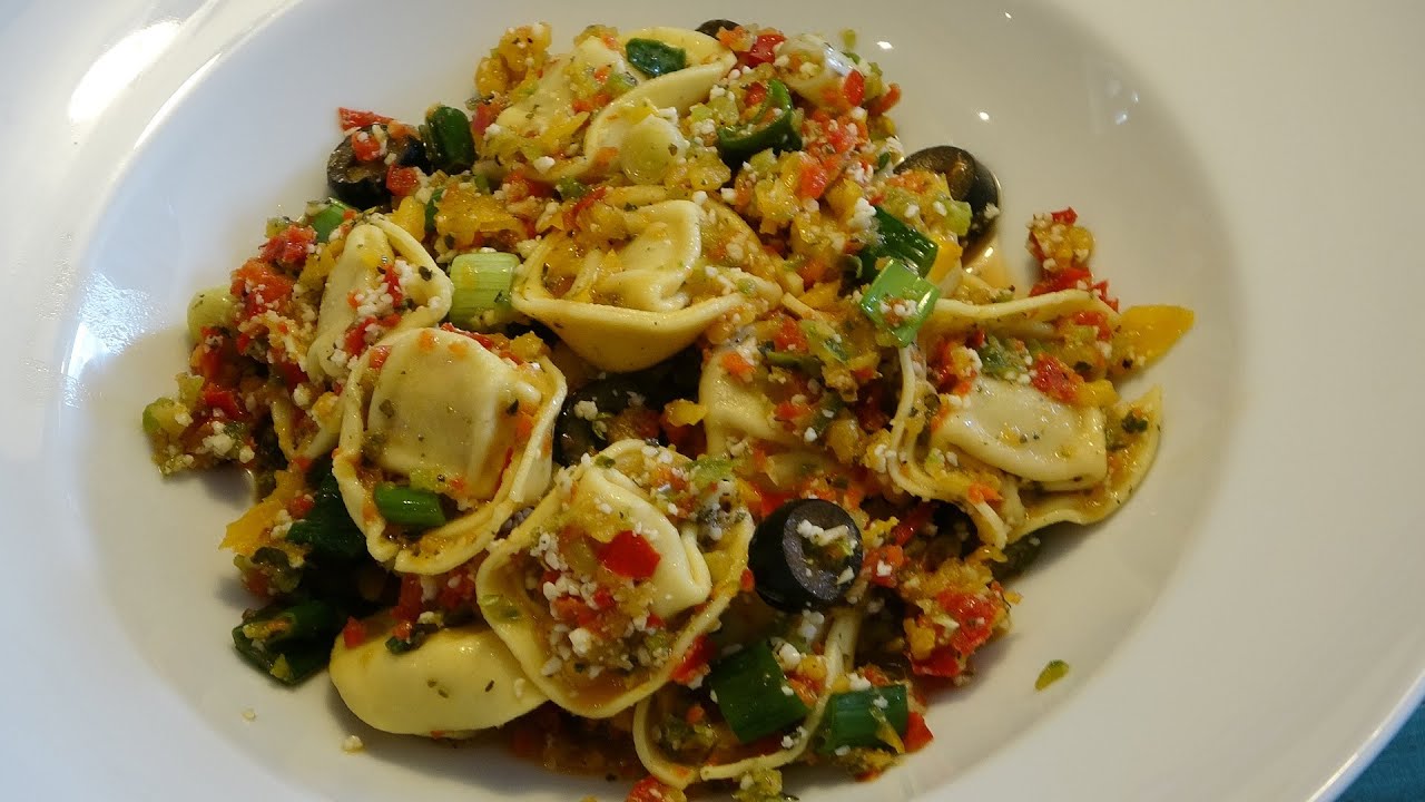 Mr. Monsieur Cuisine Connect macht einen italienischen Nudelsalat in seiner neuen Küche in St.Wendel