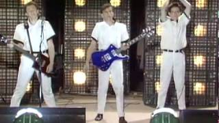 Devo - Gates of Steel (Live on Fridays 1980) [HQ] Resimi