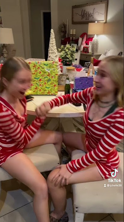 TWIN VS TWIN *ARM WRESTLING FOR THE LAST CHRISTMAS GIFT*🎄