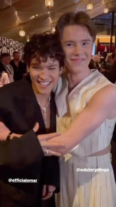 edvin & omar hugging for 1 minute straight #wilmon #youngroyals