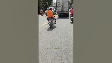 Hai người chạy trên xe máy  có hành động lạ vừa đi vừa dải bột màu trắng người dân hoang mang #news