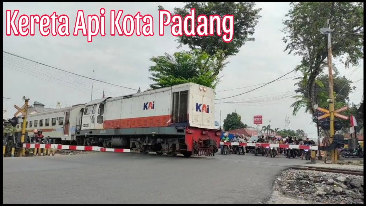 Kompilasi Kereta Api Kota Padang | Railroad Crossing | Palang Pintu Kereta Api Elektrik