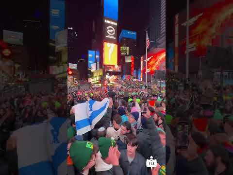 Thousands of Jewish Teens Packed Times Square