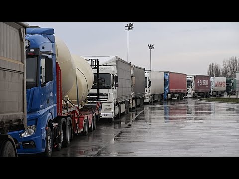 Дальнобойщики на Балканах блокируют погранпереходы в знак протеста против новых правил въезда в ЕС