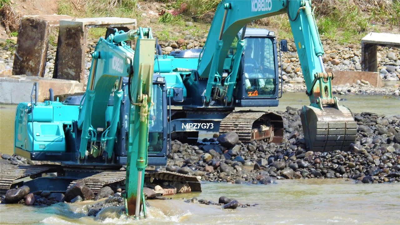 Kobelco SK200 10 Excavators Digging Swinging Rocks From The River - YouTube
