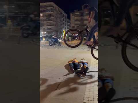 2 Kişinin Üstünden