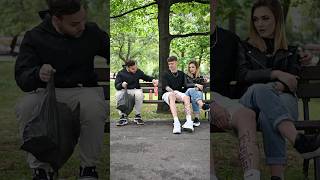 Thumbnail for ДЯДО ХРАНИ ГЪЛЪБИ В ПАРКА