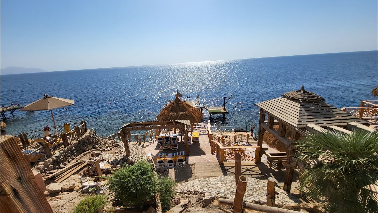 Необычный пляж отеля Pickalbatros. Ungewöhnlicher Strand des Hotels Pickalbatros.