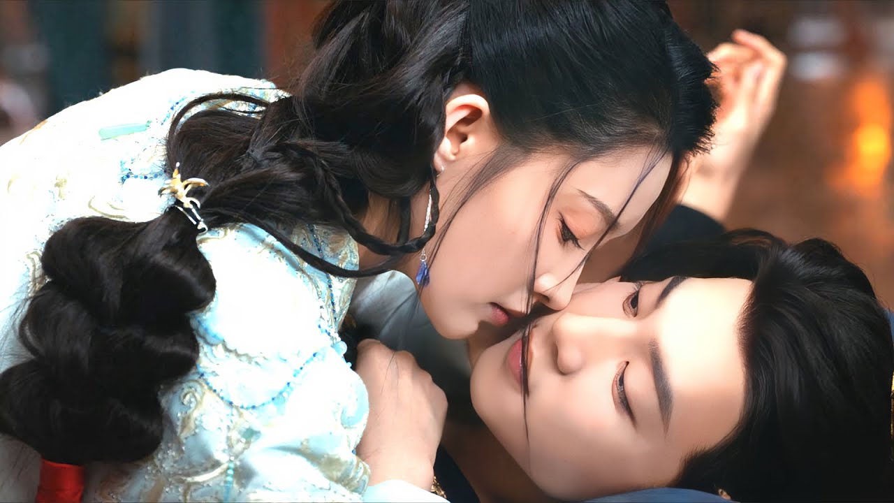 灰姑娘將王爺壓在床上架刀逼問，王爺卻因為她柔軟的身體產生異樣的感覺，當即將她壓在身下親吻！#一笑随歌 #陈哲远 #李沁 #古装 #爱情