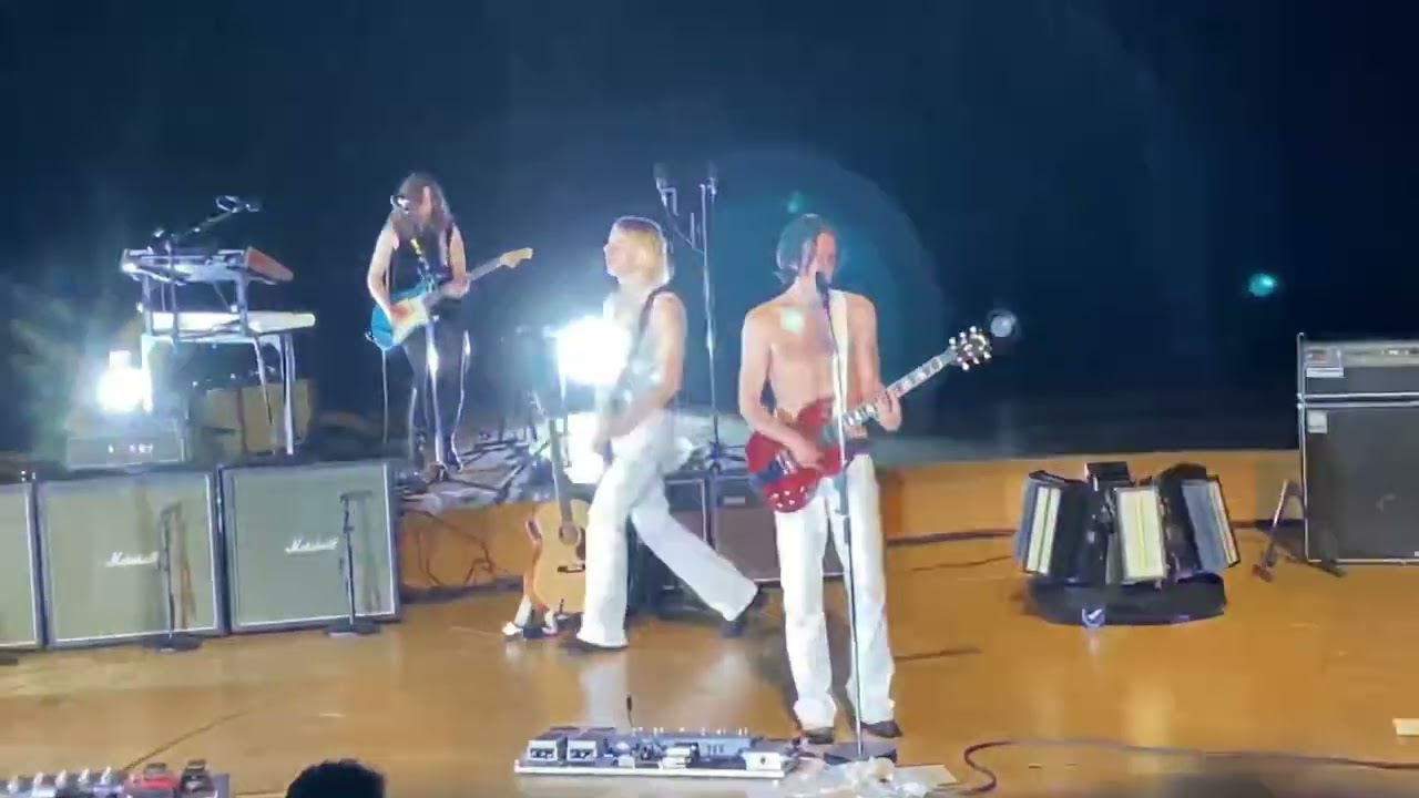 Bilderbuch live Köln 20.04.22 , Bungalow + Maschin