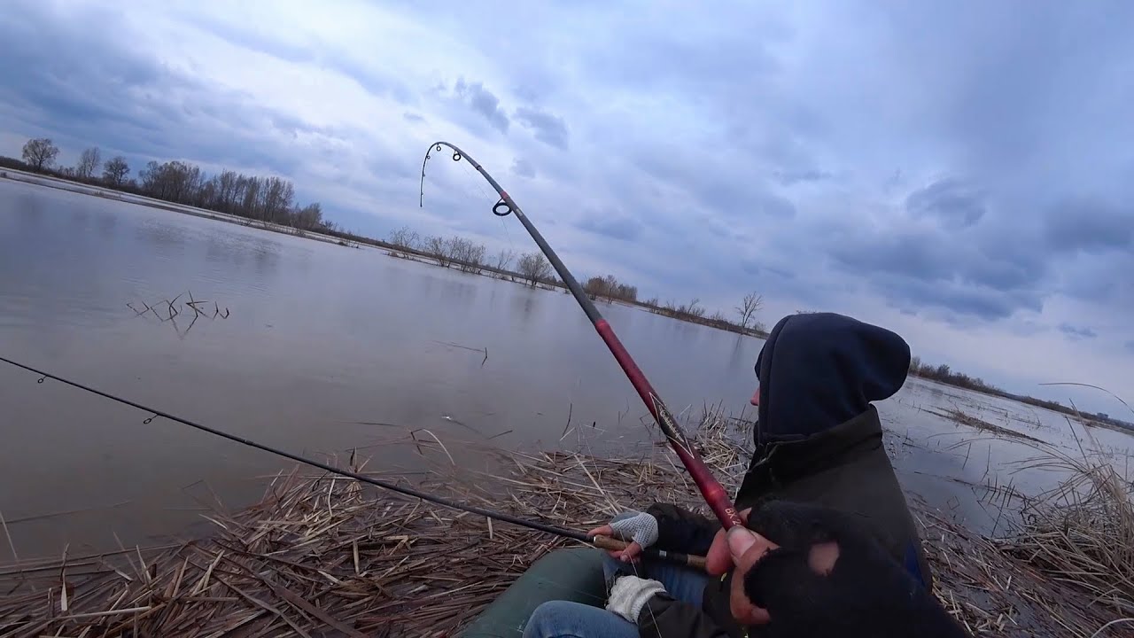 Рыбалка на фидер с лодки весной!Ловля на донки 2021.
