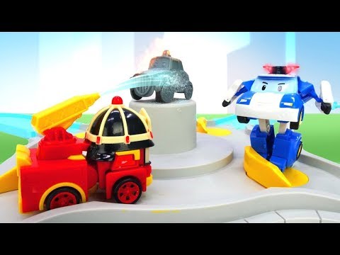 Robocar Poli oyuncakları ile kum oyunları. Eğitici video.