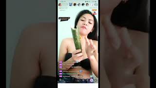 Makan Timun Sambil Pamer Belahan