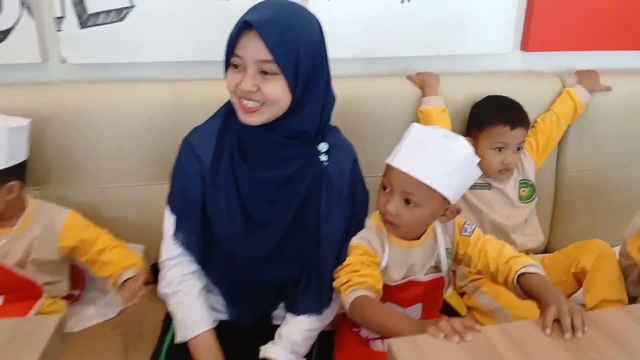 Kunjungan ke Kapal Mendoan, Pizza Hut dan pembuatan tahu Mas Chandra KBIT AL KAUTSAR BULUSPESANTREN