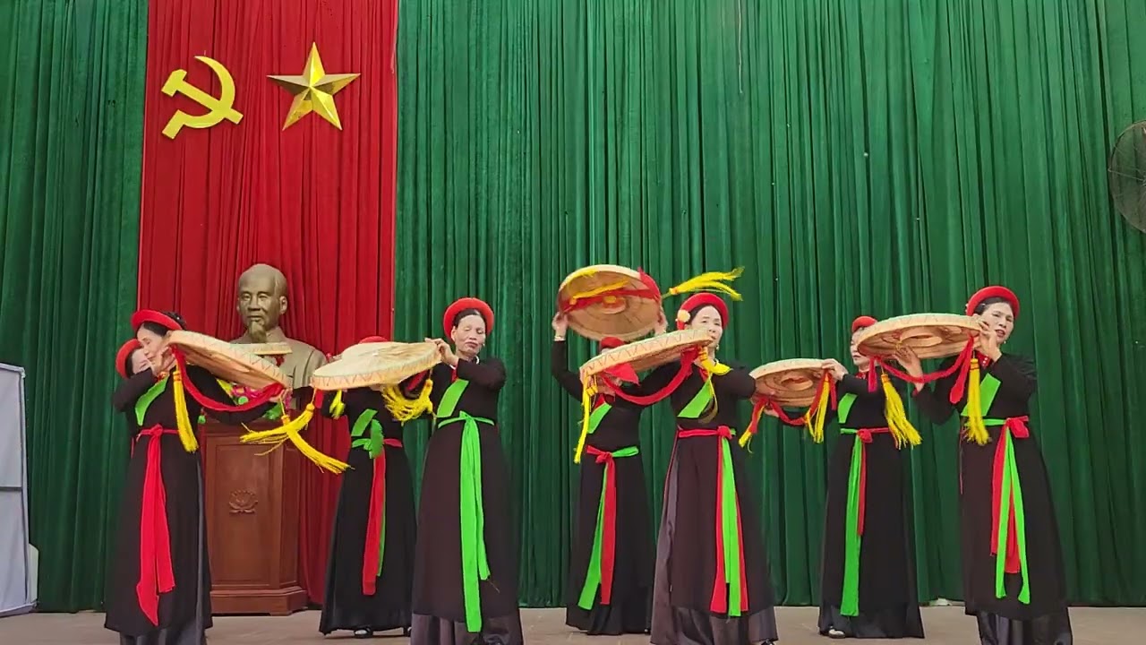 Đội đồng Ngô múa bài quan họ bốn mùa