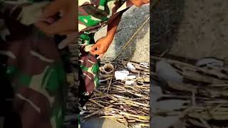 bapak TNI beruntung banget sekali tebar jala ikan di pintu Air bendung gerak dapat ikan banyak