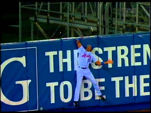 2006 NLCS Game 7: Endy Chavez makes a spectacular leaping catch 