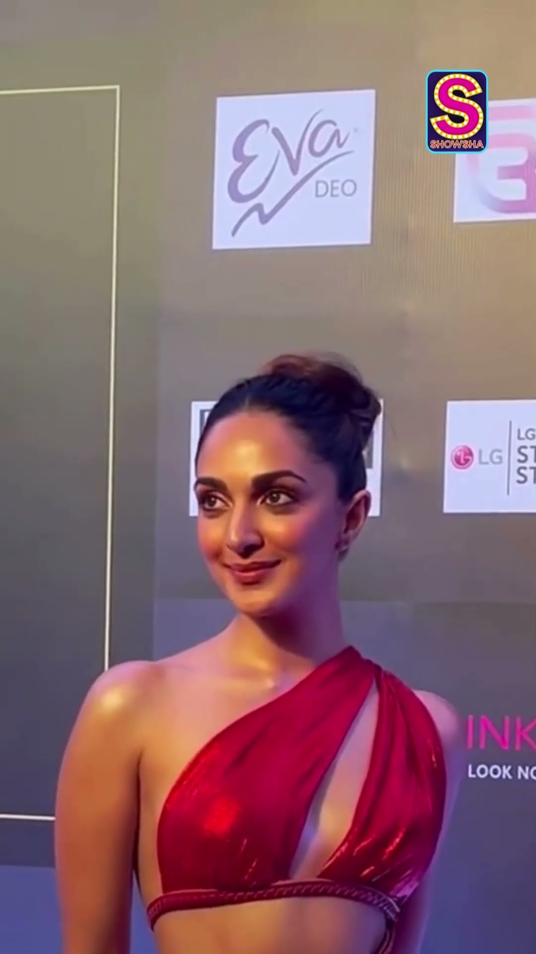Ravishing In Red, Kiara Advani Gives The Shutterbugs A Run For Their Money | #Bollywood | N18G