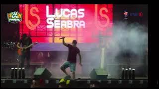Cantor Lucas Seabra, se desequilibra no Arraiá de Pinheiro e cai do palco