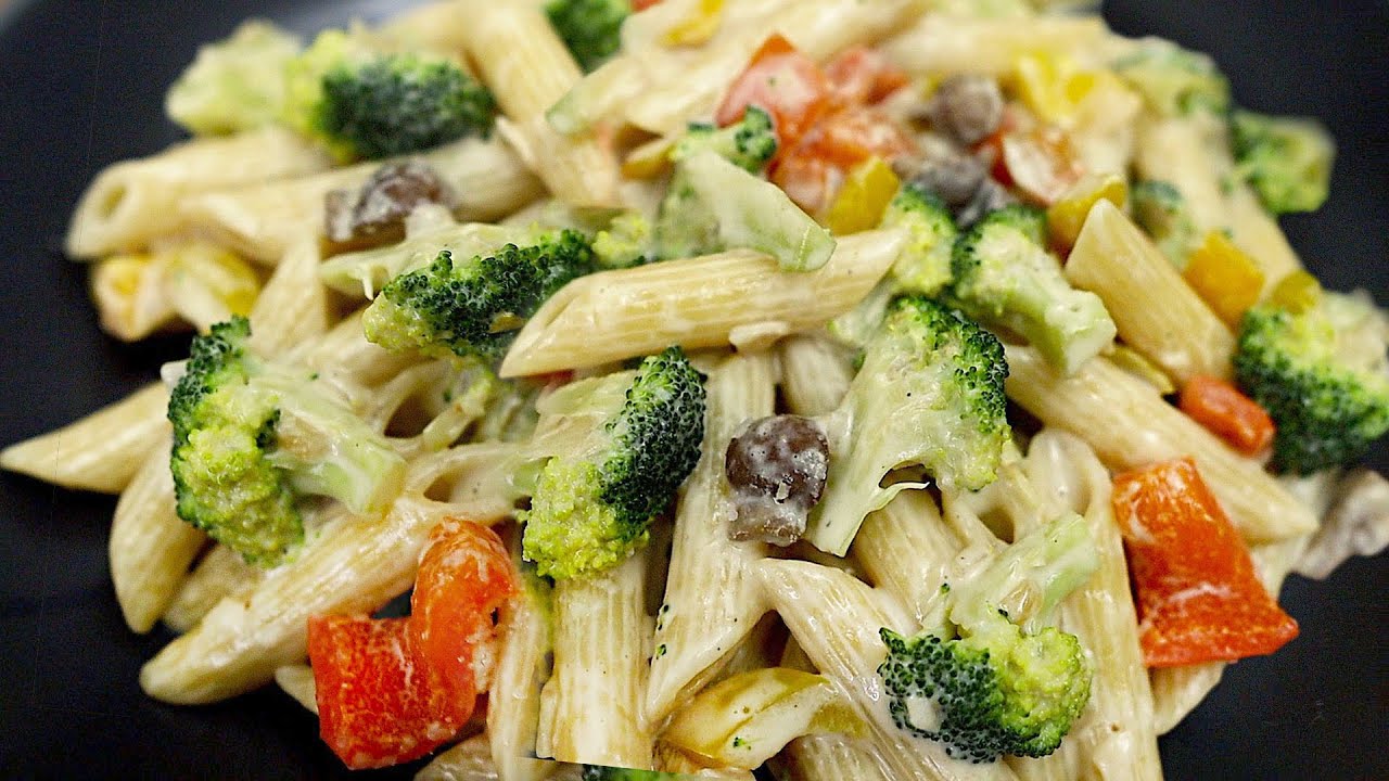 Cremige Nudeln mit Brokkoli, Champignons und Paprika. Leckeres und einfaches Abendessen!