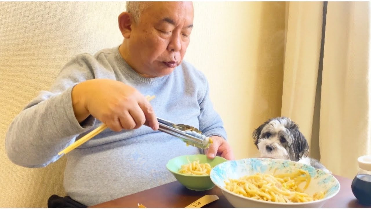 🍜お昼に焼きうどんを食べるデブおじさん😋