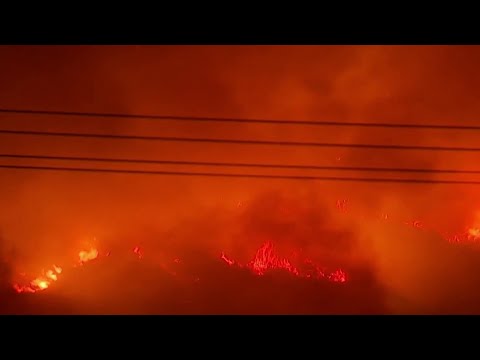 Cientos de bomberos combaten incendios en el sur de California