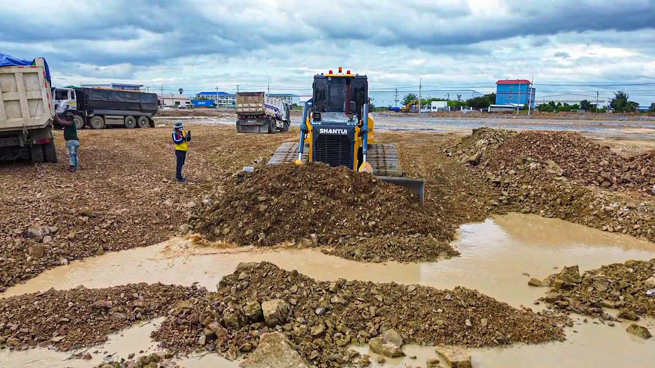 Master Operator at Work!  SHANTUI DH17C3 Dozer Shows Speed and Power