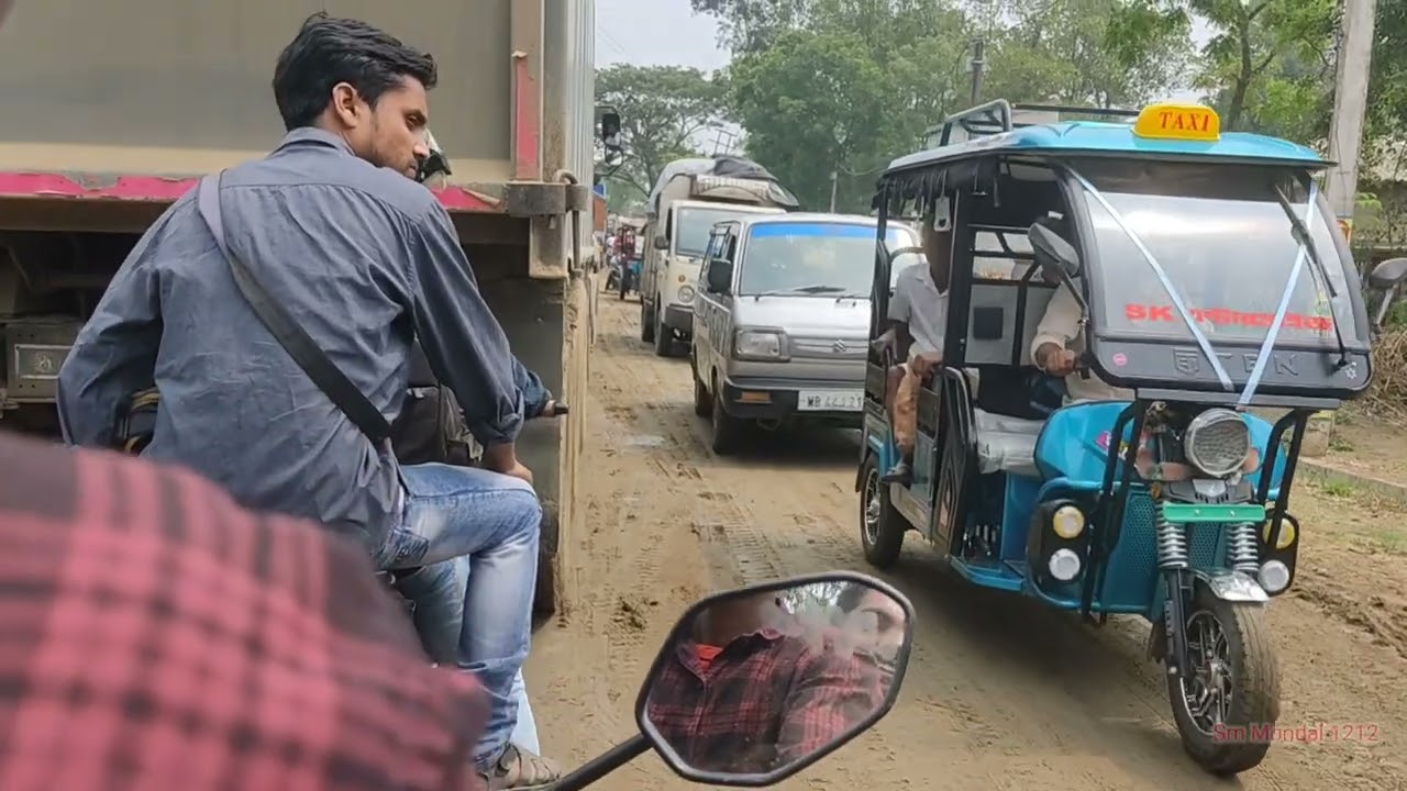 পুটশুড়ী থেকে কুসুমগ্রাম রাস্তার অবস্থা দেখো বন্ধুরা