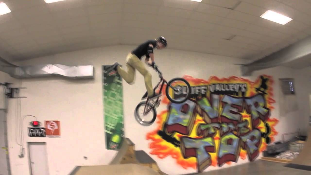 BMX - Colton Walker Tailwhip Barspin (Twix)
