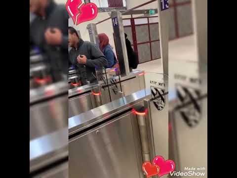 بناديك كل العالم شاب يغني على المعبر 