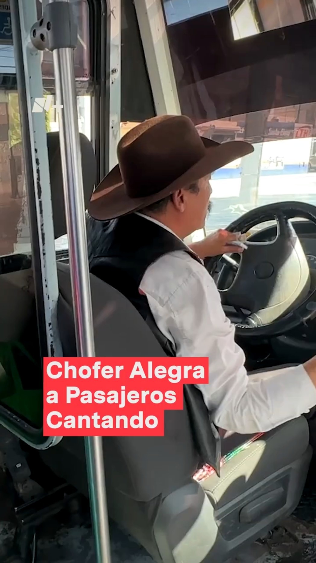 Chofer de transporte público se hace viral por alegrar a pasajeros cantando canciones mexicanas