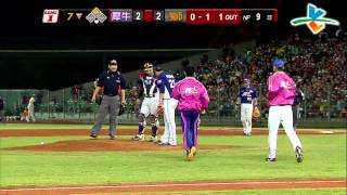 20131026 CPBL 犀牛VS獅 林英傑罕見的投手犯規 讓統一跑者前進一壘包