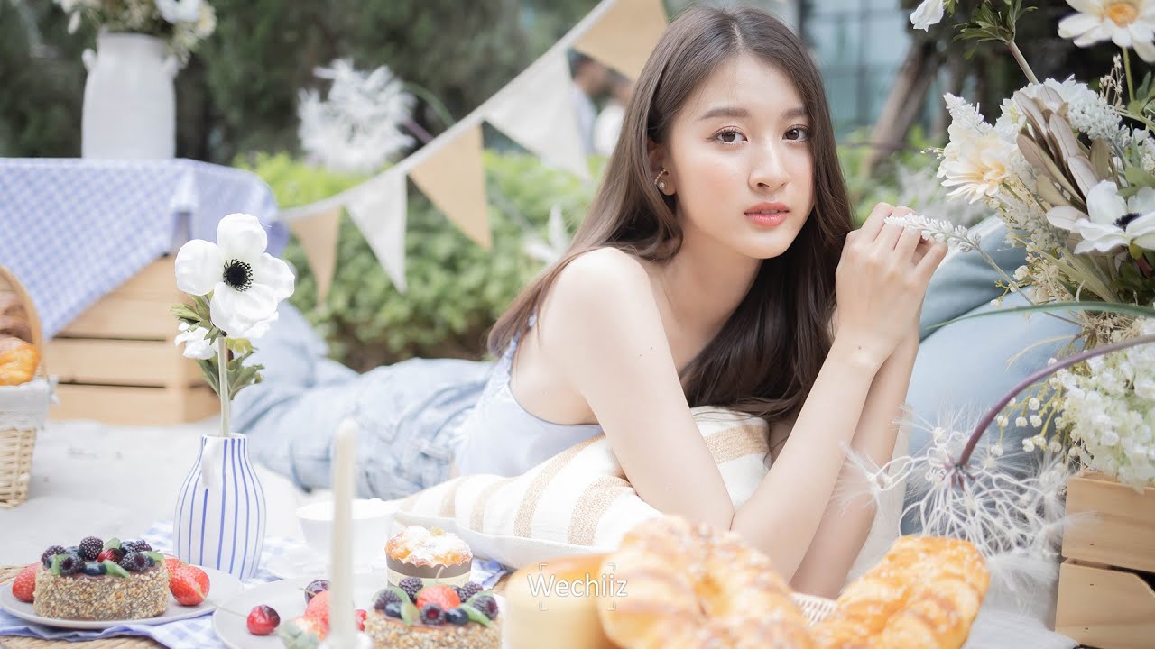 ละคร แฟนที่ทันตแพทย์ส่วนใหญ่แนะนำ Sweet Tooth Good Dentist 2568 เสียงเคี้ยวตุ้ยๆ อย่างมีความสุขของ "ซองต์" ผู้เชี่ยวชาญด้าน ASMR ขนมหวาน กำลังกึกก้องไปทั่วห้อง ทว่าความสุขนั้นกลับแลกมาด้วยความเจ็บปวดเสียดลึกเมื่อฟันซี่ในส่งสัญญาณเตือนภัย นี่ไม่ใช่เพียงอาการฟันผุธรรมดา แต่คือตั๋วพาเขาไปสู่โชคชะตาที่ผูกโยงกับ "เจย์" ทันตแพทย์หนุ่มหล่อผู้พกความมั่นใจเต็มกระเป๋า และคำพูดที่ลื่นไหลราวกับสปอตโฆษณายาสีฟัน สองปีก่อน พวกเขาเคยมีเดตสั้นๆ ที่จบลงด้วยการที่ซองต์กดบล็อกเจย์อย่างไม่ลังเล แต่วันนี้…ไม่ว่าจะเป็นเก้าอี้ทำฟัน หรือแม้แต่ชั้นวางขนมในมินิมาร์ท โชคชะตากลับเล่นตลกให้ทั้งคู่โคจรมาพบกันอีกครั้ง และบางที “Romantic Therapy” ครั้งนี้ อาจไม่ได้รักษาแค่ฟันผุ แต่กำลังเยียวยาหัวใจที่เคยร้าวรานให้กลับมาหวานชื่นอีกครั้ง 7 hq720