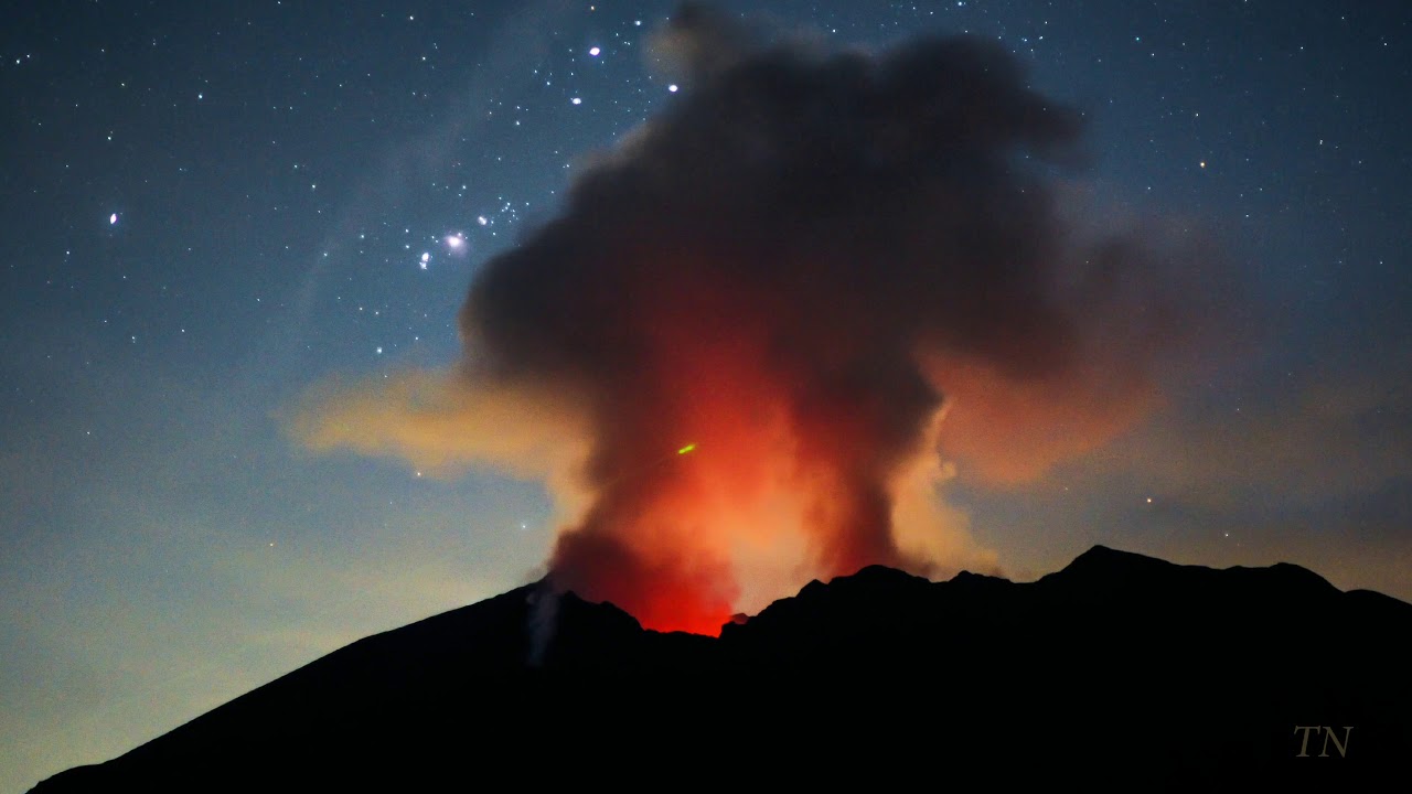 桜島の火映とオリオン Volcanic red glow of Sakurajima with Orion
