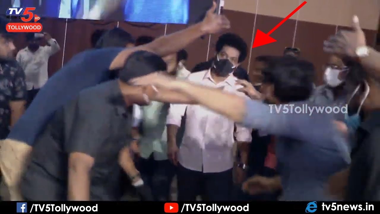 Jr NTR Grand Entry at Thellavarithe Guruvaram Pre Release Event | Sri Simha |ntr entry|TV5 Tollywood