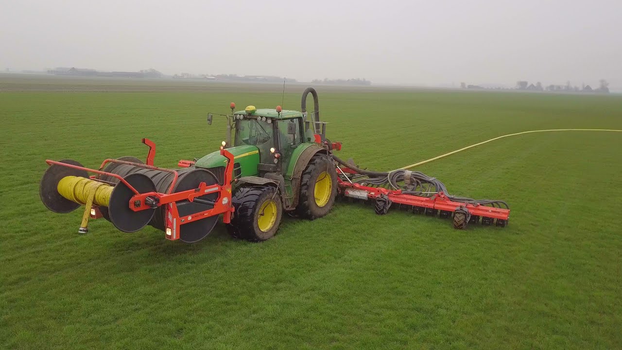 Loonbedrijf de Vlijt drijfmest uitrijden met een 12 mtr brede Schouten Sleepslangbemester.