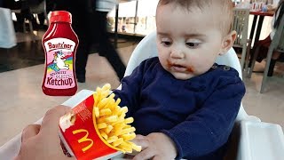 Emir Bebek Efe'nin menüsündeki oyuncakları istedi. Patates kızartmasını sevmedi.