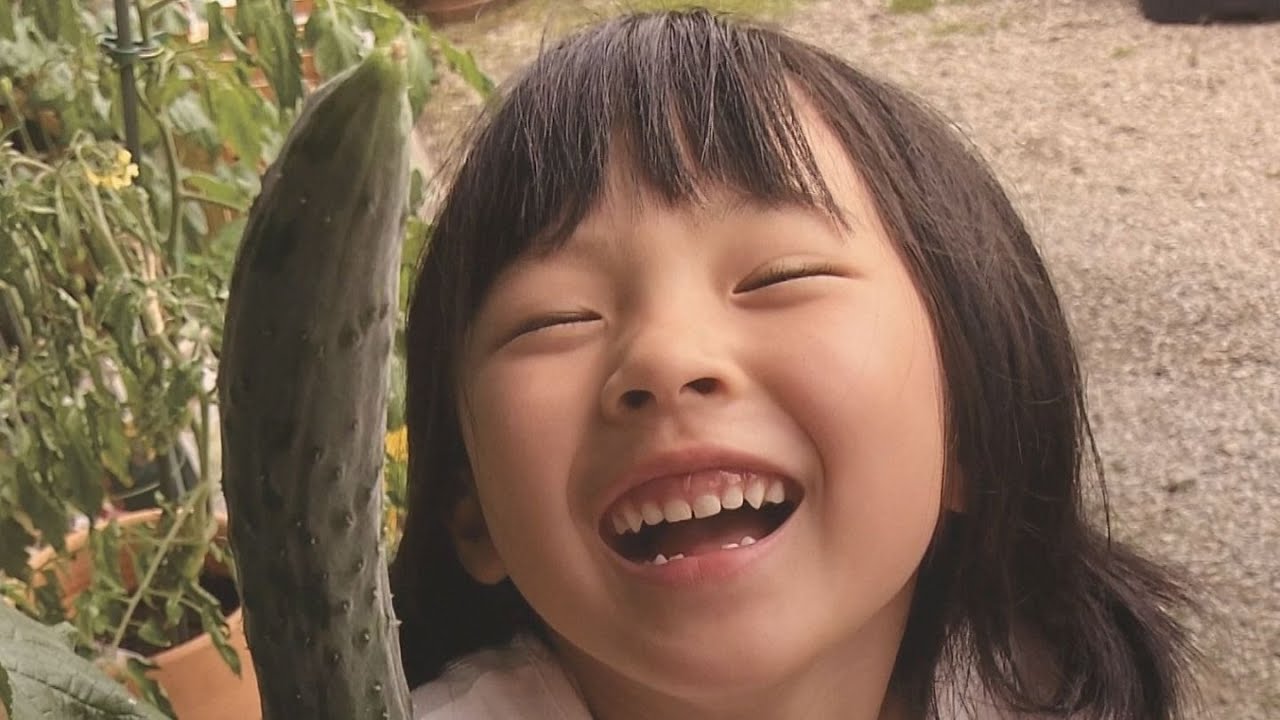 笑顔の写真ばかり130点を展示 市民から募集「心が安らぐ」 - YouTube